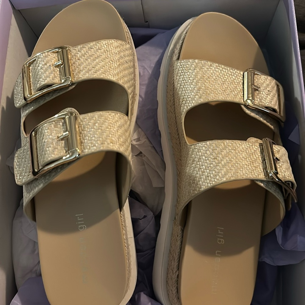 New in Box Madden Girl mythical natural raffia platform sandal